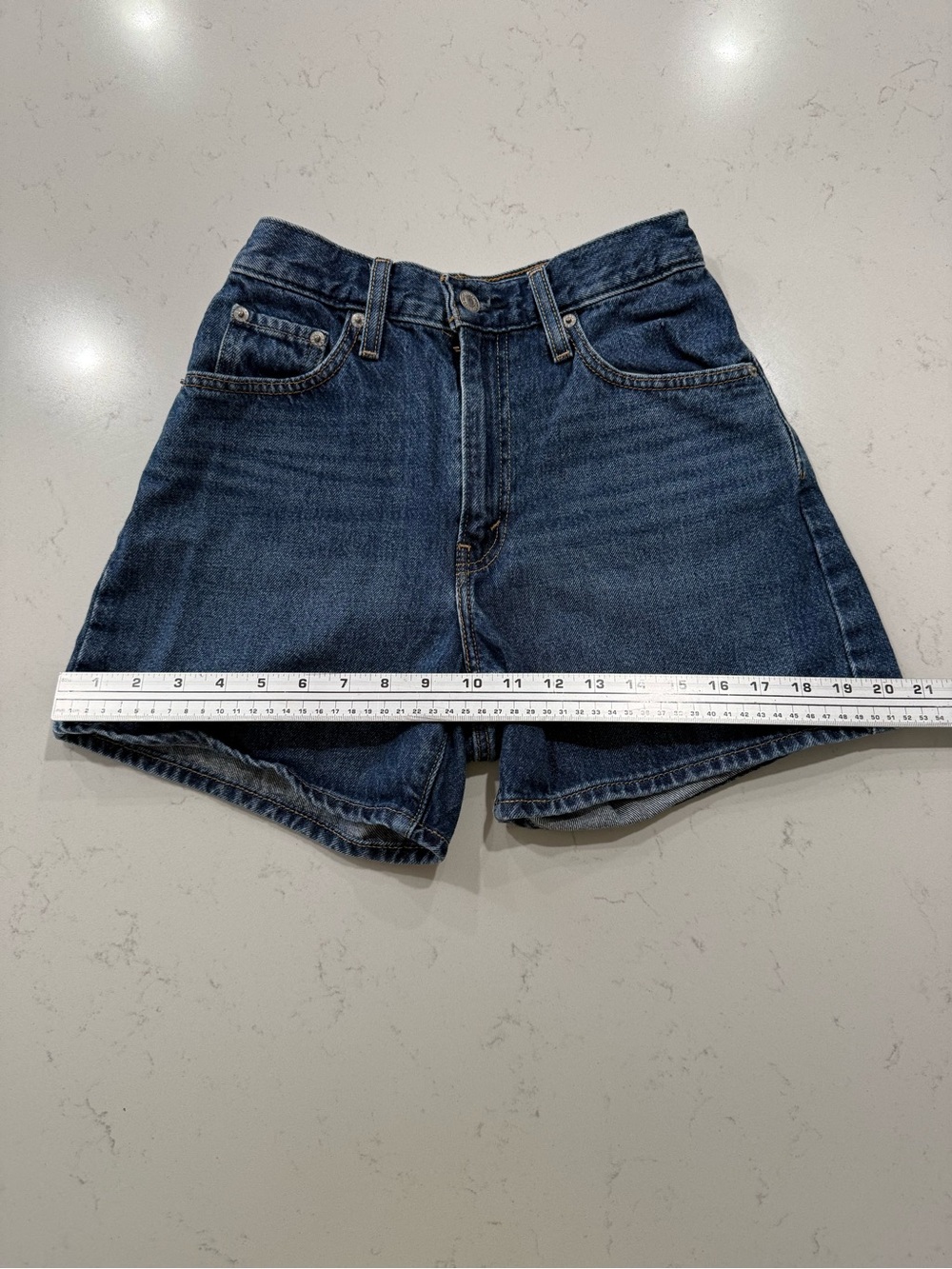 Levi's Cinch Classic High-Waist Dark Wash Denim Shorts. Size 25 - Picture 6 of 9